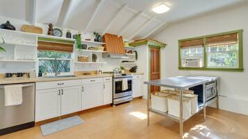 Coffee/tea maker, fridge, microwave, stovetop