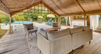 Mount Dora Home: Private Pool & Tropical Bar!