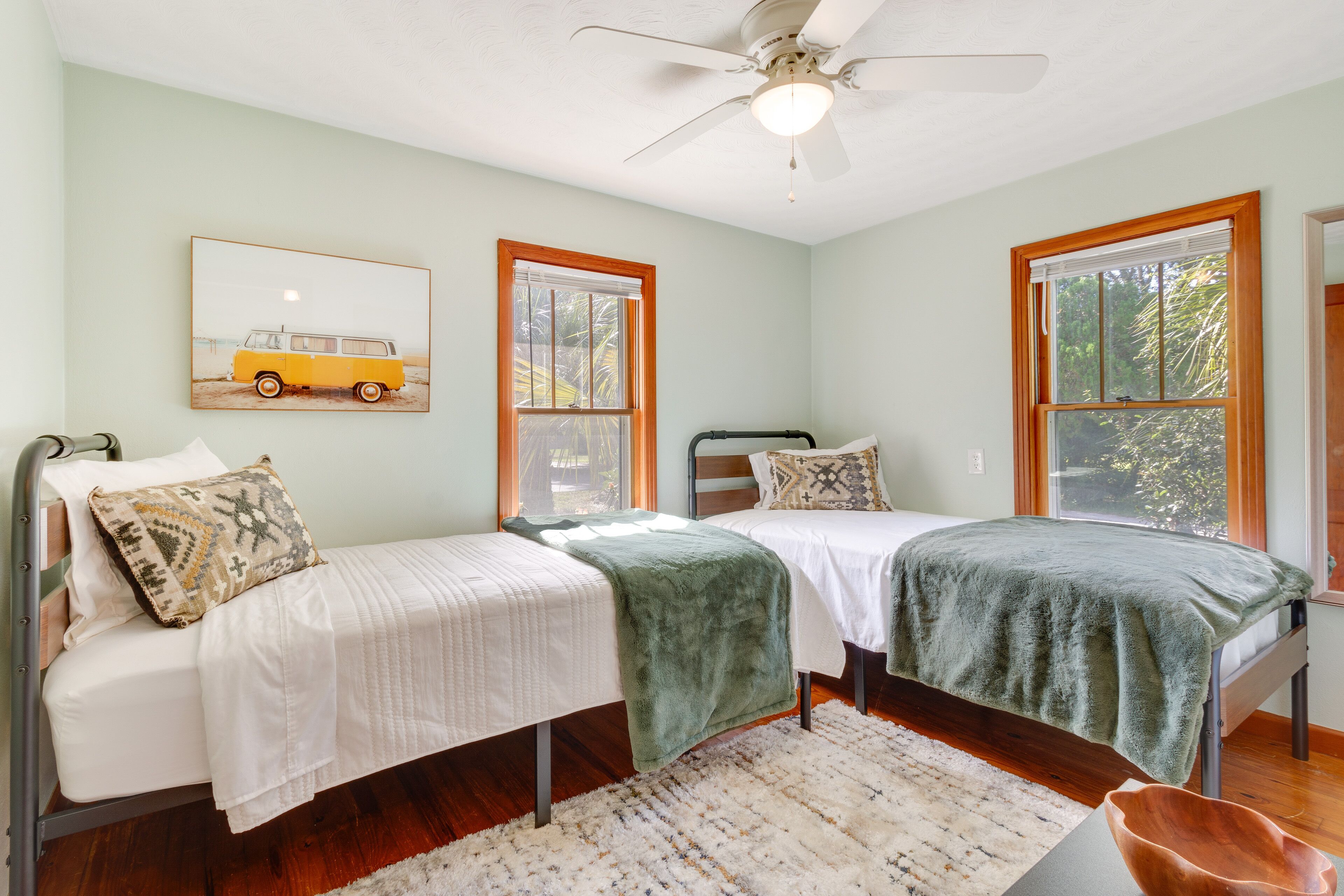 2 bedrooms, desk, iron/ironing board, internet