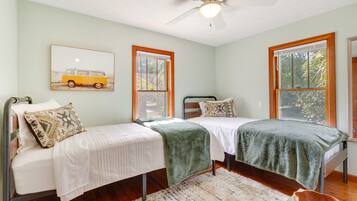 2 bedrooms, desk, iron/ironing board, internet