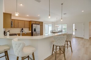 Fridge, microwave, oven, stovetop - Community Pool & Tennis Court: Gem in The Villages (The Villages)