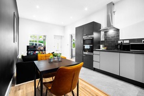 Køleskab, mikrobølgeovn, ovn, kogeplade