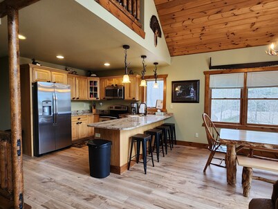 7BR Lake cabin with great Fall Views!  Close to town.  Snowmobile/UTV to Trails.