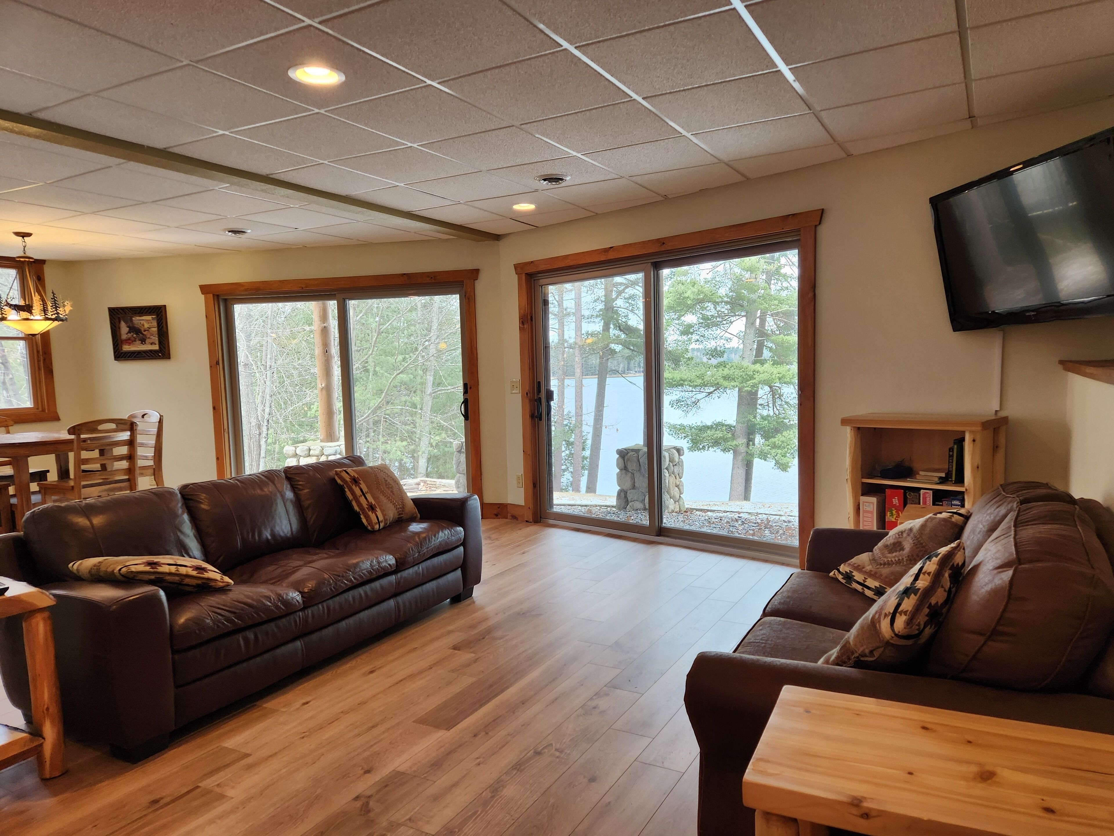 TV connectée, cheminée, espaces bureaux