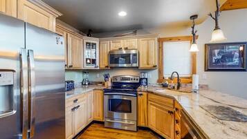 Geladeira, micro-ondas, fogão, cooktop