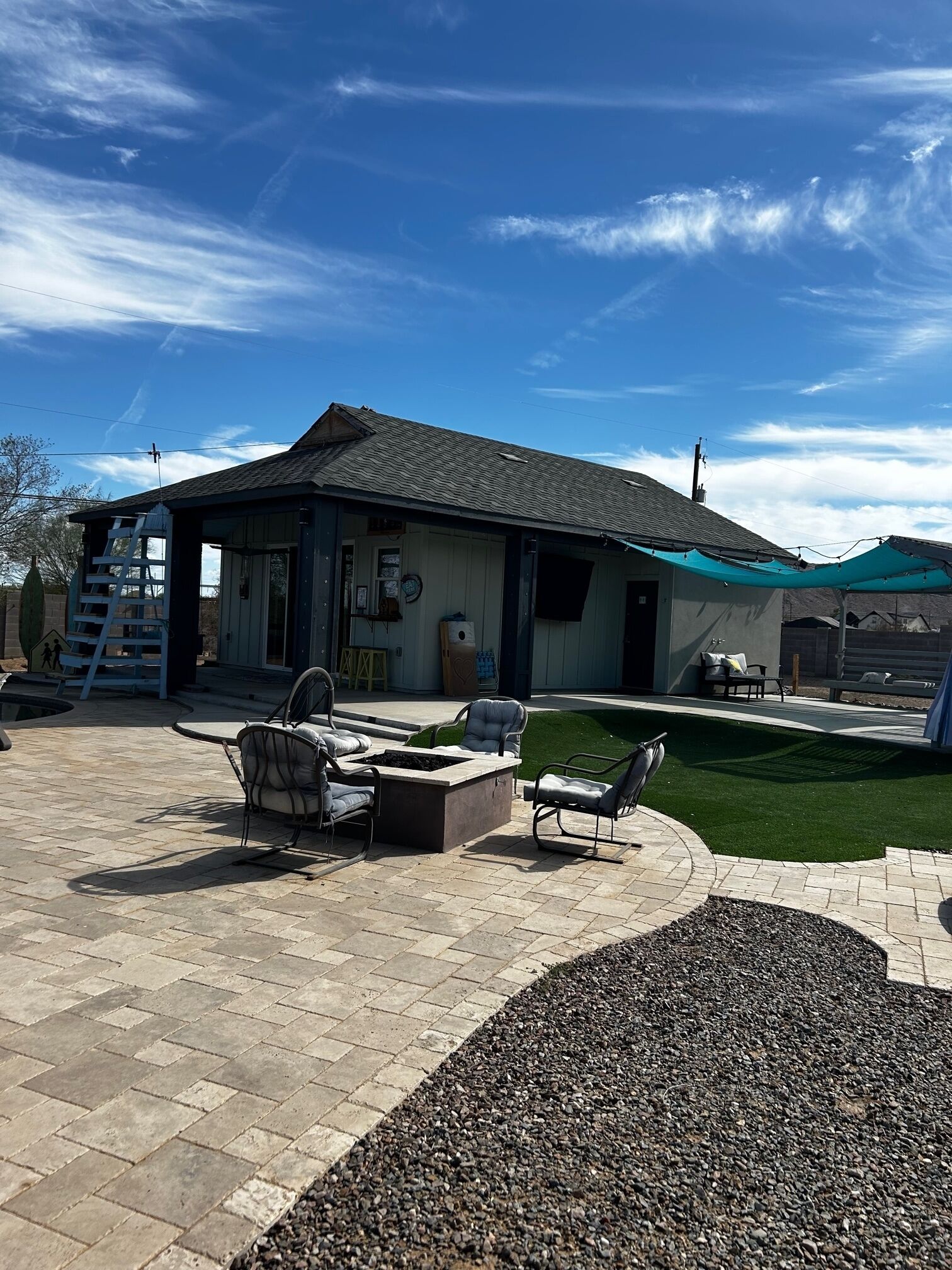 Perfect place to enjoy the AZ winter! Poolhouse, bar, jacuzzi, pool!