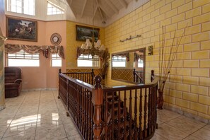 Casa conforto, vista para o oceano, ao lado da montanha | Área de estar