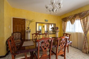 Comfort House, Ocean View, Mountainside | Dapur peribadi | Peti sejuk/penyejuk beku saiz penuh, ketuhar gelombang mikro, ketuhar 