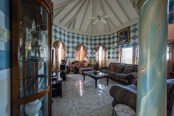 Maison Confort, vue océan, côté montagne | Coin séjour