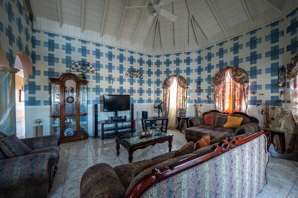 Casa conforto, vista para o oceano, ao lado da montanha | Área de estar