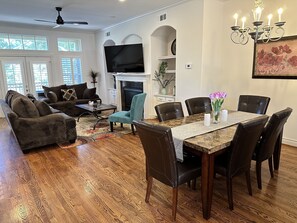 Dining - Spacious 3/3.5 townhouse only 15 mins from Texas Medical Center (Houston)