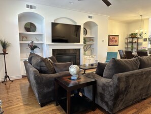Living area - Spacious 3/3.5 townhouse only 15 mins from Texas Medical Center (Houston)