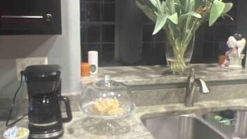 Réfrigérateur, micro-ondes, cafetière/bouilloire