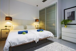 4 makuuhuonetta, tallelokero huoneessa, silitysrauta/-lauta