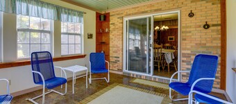 Vintage Chipley Getaway on Large Private Property