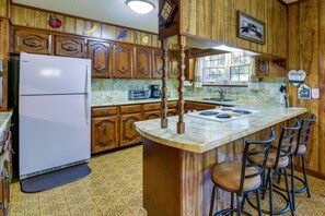 Geladeira, micro-ondas, cooktop, cafeteira/chaleira