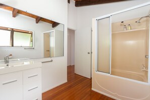 Shower, hair dryer, towels, soap - Muri Motu Outlook House (Ngatangiia District)