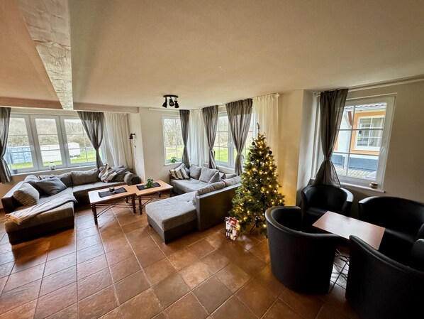 Een smart-tv, videogames, een dvd-speler en een stereo