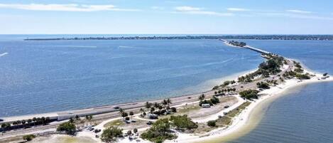 بالقرب من الشاطئ