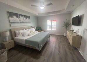 3 bedrooms, free WiFi, bed sheets - Come relax, restore and play at this calming fun retreat! Location! Pool, BBQ. (Cape Coral)