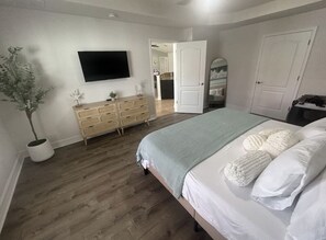 3 室のベッドルーム、WiFi (無料)、ベッドシーツ