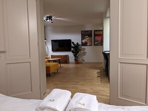 2 soverom, skrivebord, strykejern/-brett og reiseseng for barn