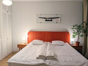 2 Schlafzimmer, Schreibtisch, Bügeleisen/Bügelbrett, Reisekinderbett