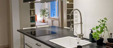 Refrigerador, microondas, horno y parrilla de estufa