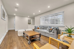 Televisio, videopelejä, pöytäjalkapallopöytä, stereot