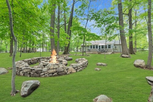 Spring Retreat with Hot Tub Fire Pit and Game Room