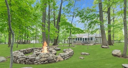Spring Retreat with Hot Tub Fire Pit and Game Room