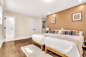 3 bedrooms, desk, iron/ironing board, travel crib