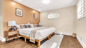 3 dormitorios, escritorio, tabla de planchar con plancha y cuna de viaje