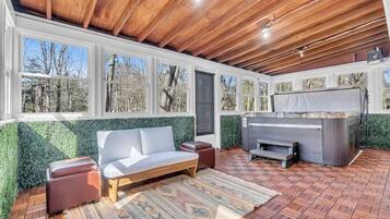 Bañera de hidromasaje cubierta