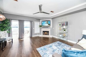 Una televisión, una oficina