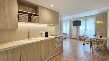 Een koelkast, een magnetron, een oven, een kookplaat