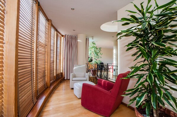 Lobby sitting area - ROOFTOP 3BR PH-INDOOR SAUNA IN DUBLIN (Dublin)