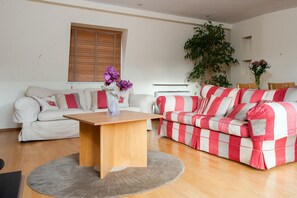 Living area - ROOFTOP 3BR PH-INDOOR SAUNA IN DUBLIN (Dublin)