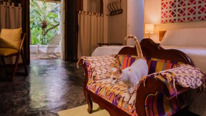 A room with a bed, a chair, and a sofa. - Hotel CRC-8S Cerca al Mar con Desayuno  (Cartagena)
