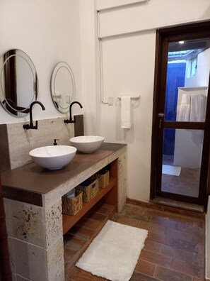 Standard Studio Suite | Bathroom | Shower, rainfall showerhead, hair dryer, heated floors