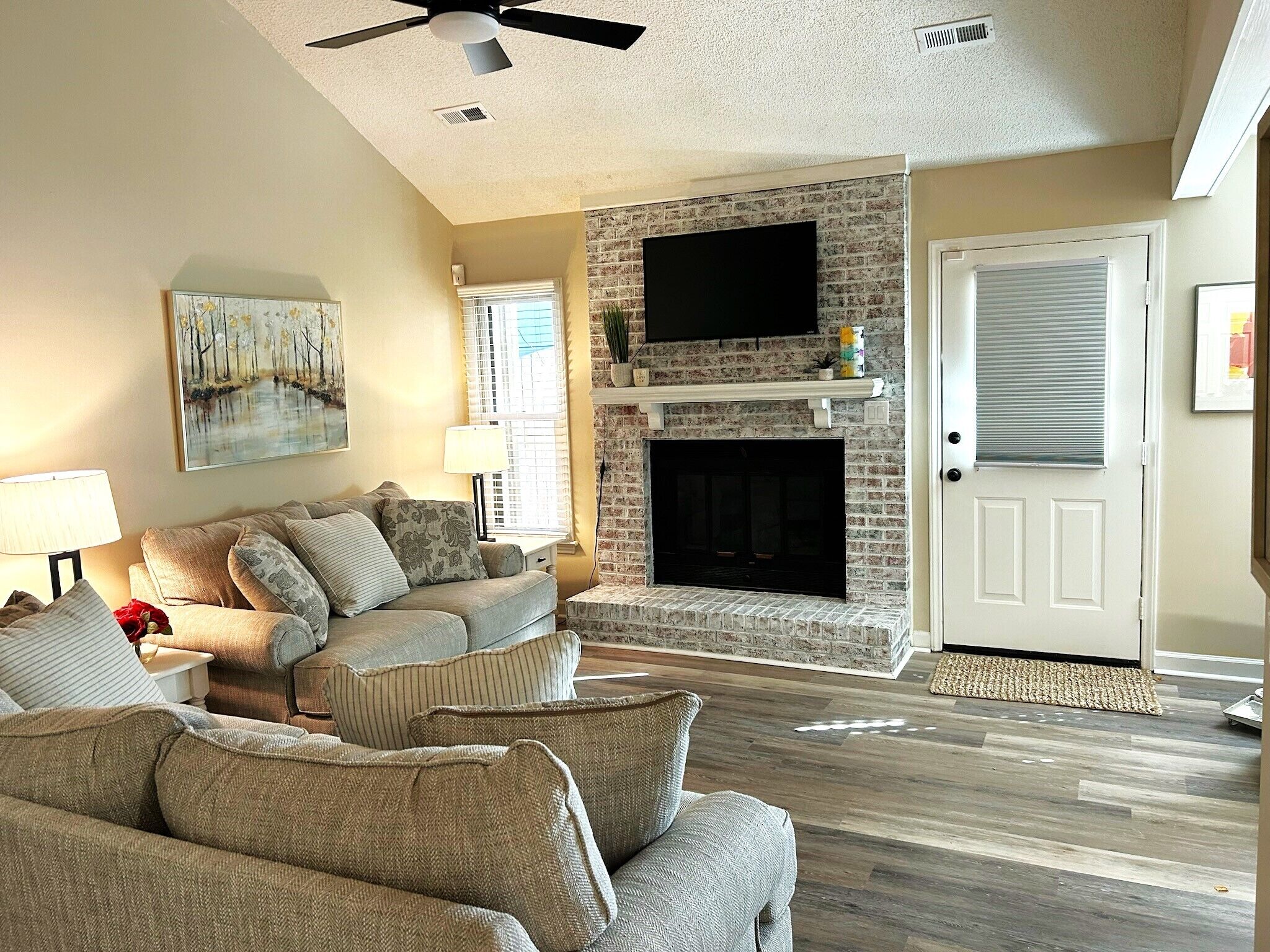 Totally Renovated Townhome-New to VRBO in 2023-Nurses & Monthly Renters Welcome