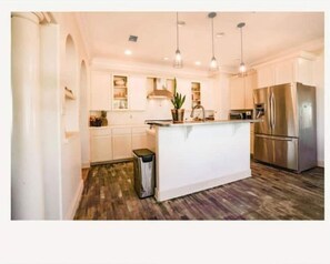 冷蔵庫、電子レンジ、オーブン、コンロ