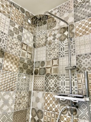 Rom – design | Bad | Dusj, regndusjhode, toalettartikler (inkludert) og hårføner