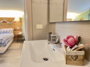Superior-Doppelzimmer | Badezimmer | Dusche, Regendusche, kostenlose Toilettenartikel, Haartrockner