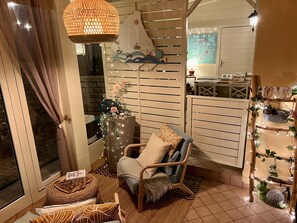 32-英寸智能电视（配备数码频道）、Netflix、流媒体服务