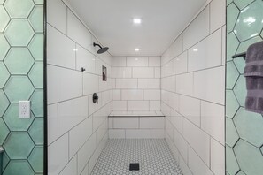 Douche, séchoir à cheveux, serviettes fournies, savon