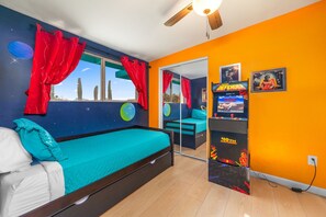 3 bedrooms, desk, iron/ironing board, travel cot - The Peaceful Valley-Views-Pool-Game Room-Comfy Beds-Waffles-Hiking@Saguaro West (Tucson)