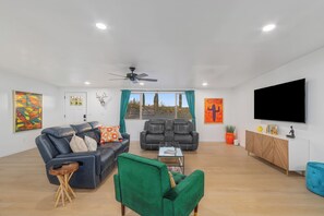 Smart TV, video games, foosball, books - The Peaceful Valley-Views-Pool-Game Room-Comfy Beds-Waffles-Hiking@Saguaro West (Tucson)