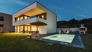 A modern two-story house with a swimming pool, outdoor seating, and a barbecue area. - Villa Angelina - Idyllic 4 BD villa for 8 with pool close to Porec (Kaštelir)
