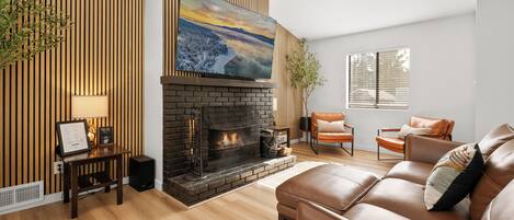 TĂ©lĂ©viseur connectĂ©, foyer, livres, Ă©cran dâordinateur